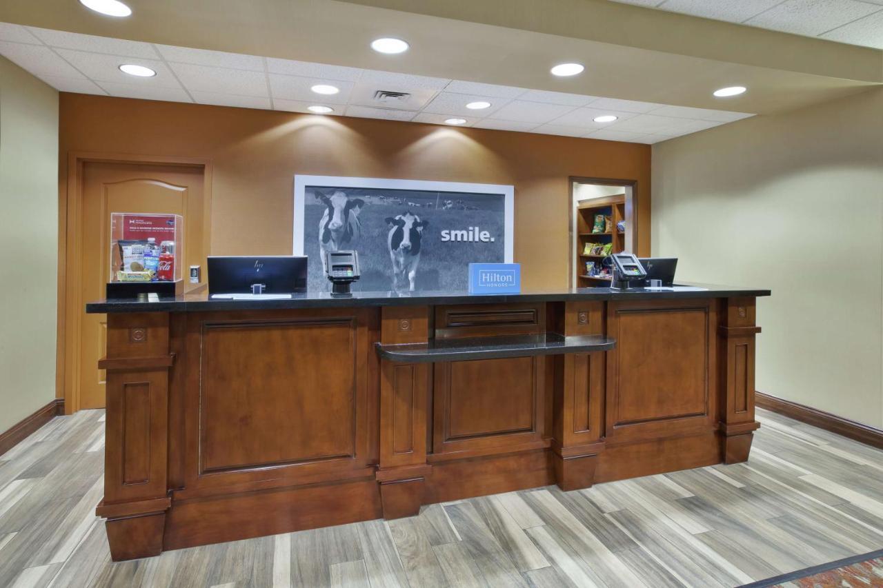 Hampton Inn & Suites Wichita-Northeast Exterior photo